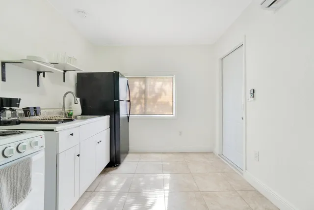 a view of a house with backyard and tree