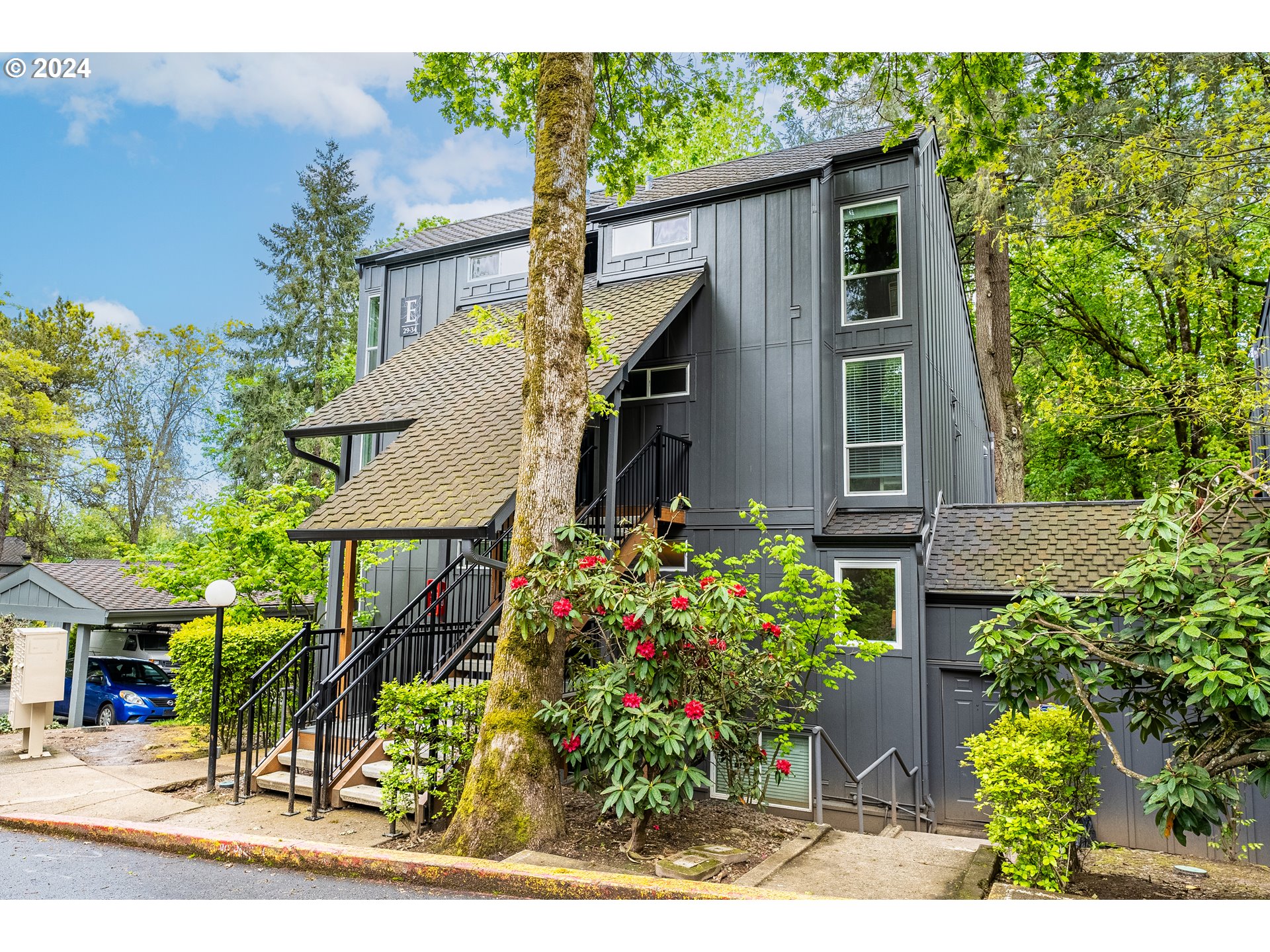 100 Kerr Parkway, Unit 32 Lake Oswego, OR 97035 - Photo 1 of 33 front view of a house with a small yard