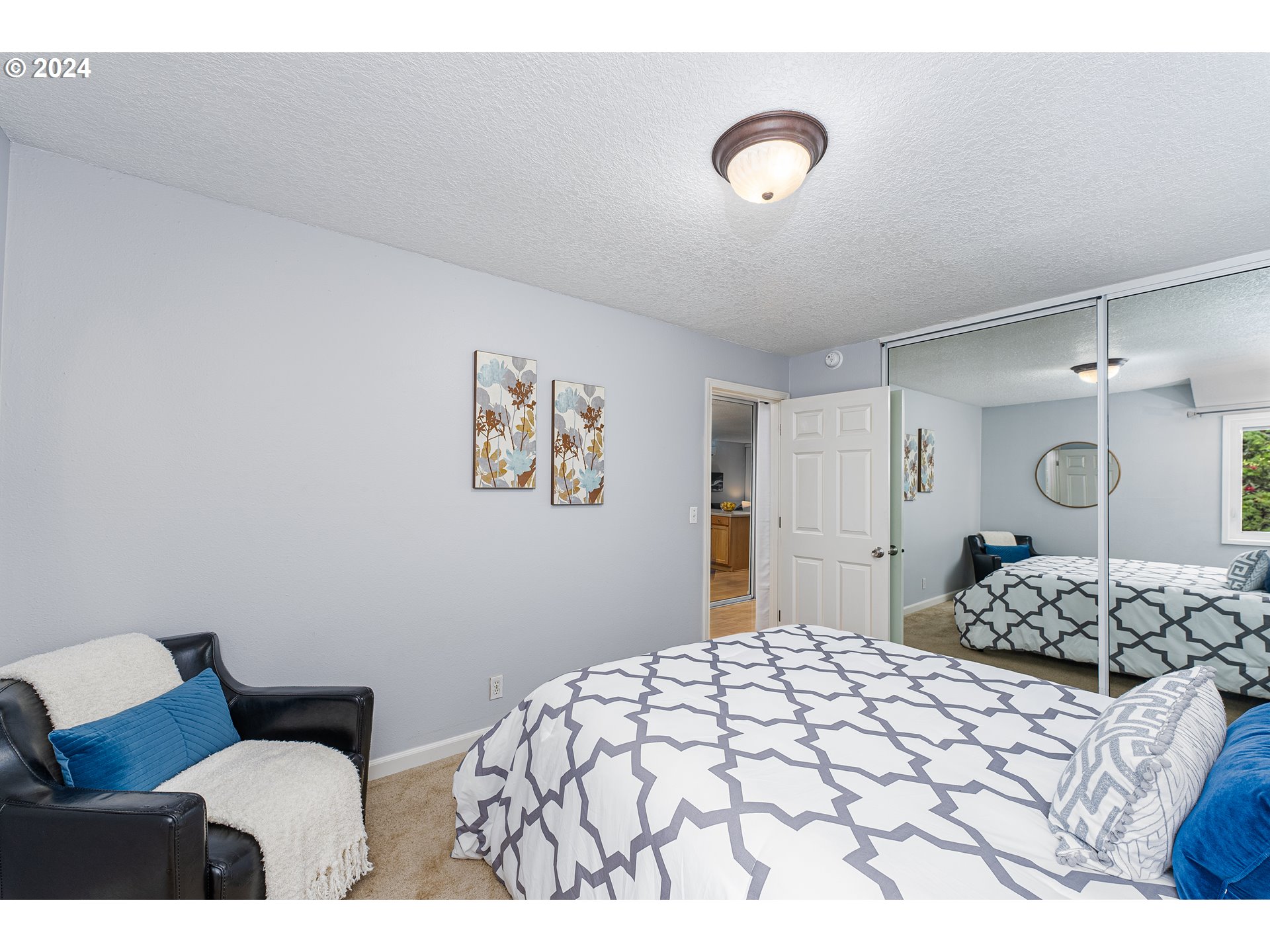 100 Kerr Parkway, Unit 32 Lake Oswego, OR 97035 - Photo 14 of 33 a bedroom with a bed and a painting on the wall