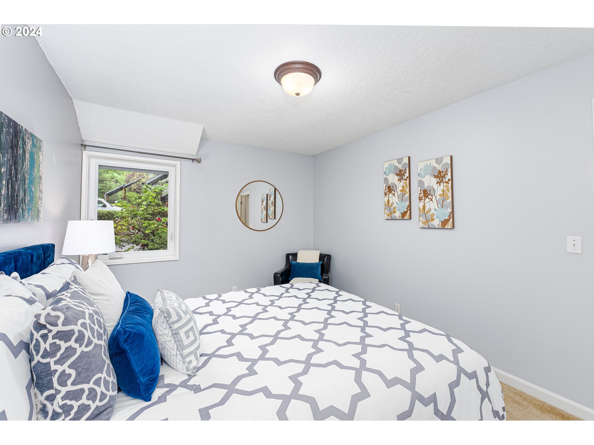 100 Kerr Parkway, Unit 32 Lake Oswego, OR 97035 - Photo 15 of 33 a bedroom with a bed and a window