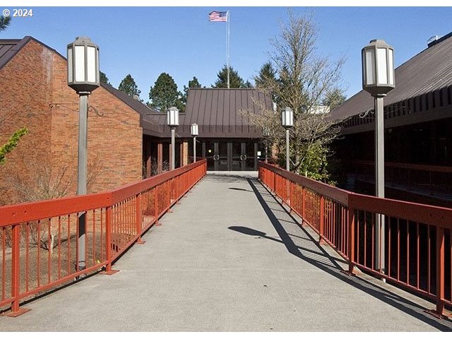100 Kerr Parkway, Unit 32 Lake Oswego, OR 97035 - Photo 20 of 33 a view of a balcony with wooden fence