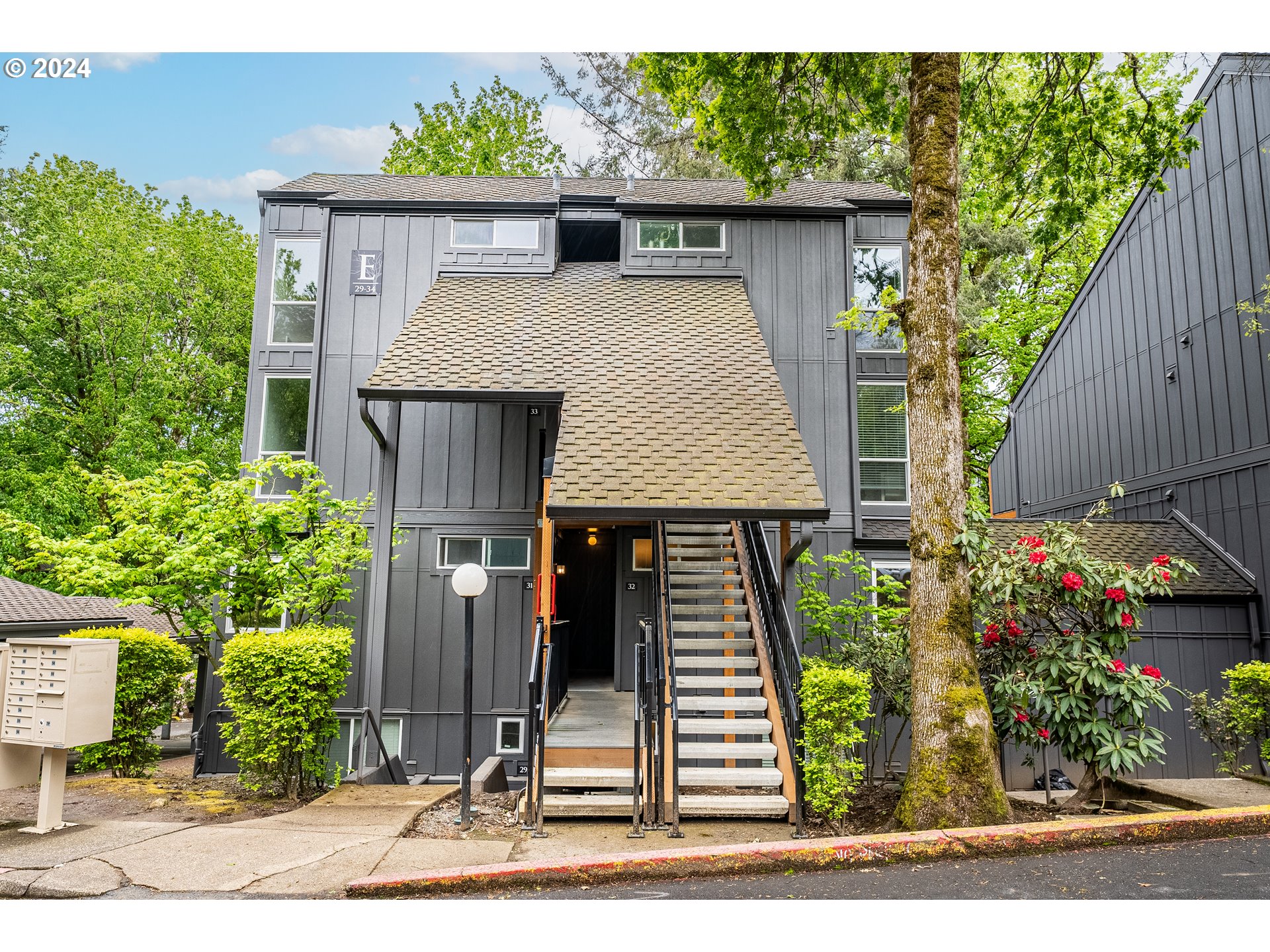 100 Kerr Parkway, Unit 32 Lake Oswego, OR 97035 - Photo 2 of 33 a front view of a house with a porch