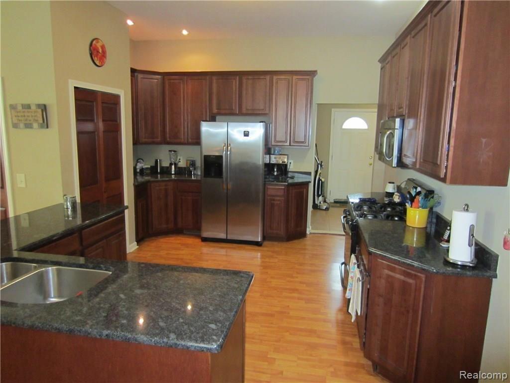 9915 Farmington Road Livonia, MI 48150 - Photo 30 of 46 kitchen.JPG