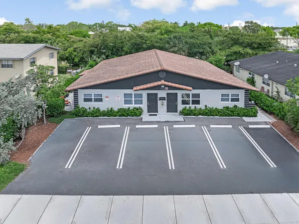 a view of a yard in front of house