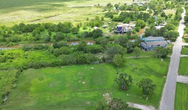 a view of yard with green space