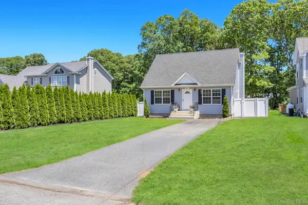 $599,000 | 5 The Green, Unit B, Shirley, NY 11967