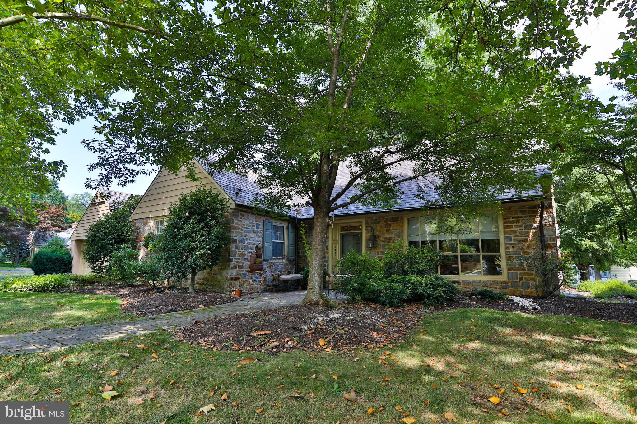 1906 Sycamore Street Bethlehem, PA 18017 - Photo 4 of 50