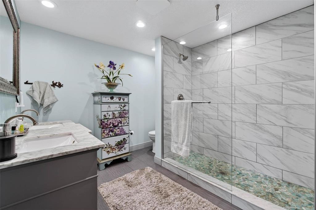 2811 Rampart Circle, Unit 2811 Clearwater, FL 33761 - Photo 25 of 30 a very nice looking room with a couch