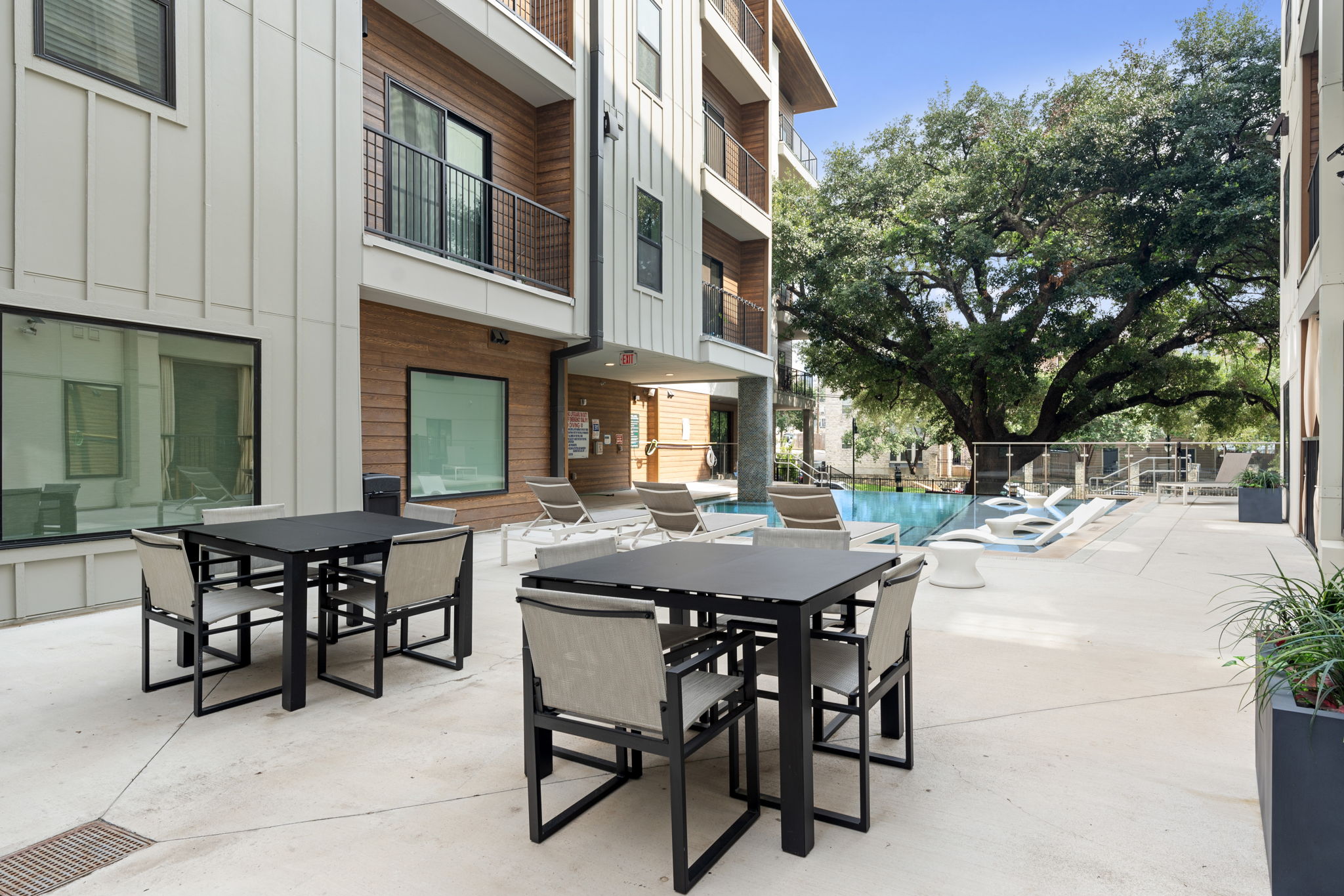 2500 Longview Street, Unit 116 Austin, TX 78705 - Photo 15 of 27 Outdoor patio area featuring a community BBQ and dining space.