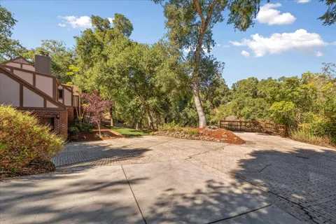 $4,488,000 | 21700 Vía Regina, Saratoga, CA 95070