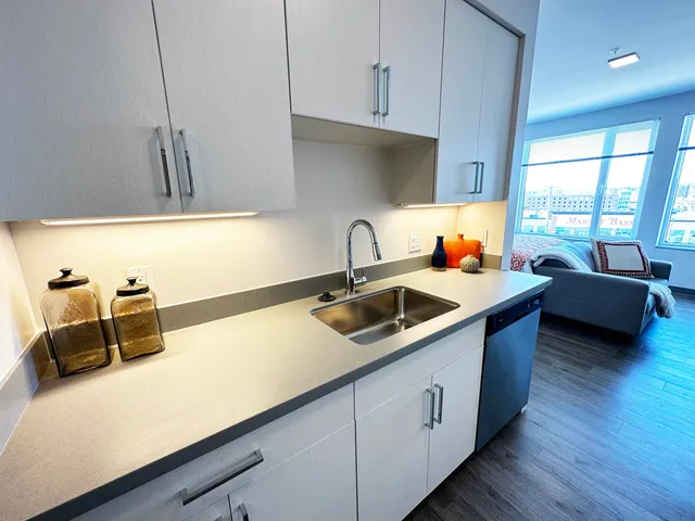 $1,649 | 409 Elm Street, Unit 414, Manchester, NH 03101