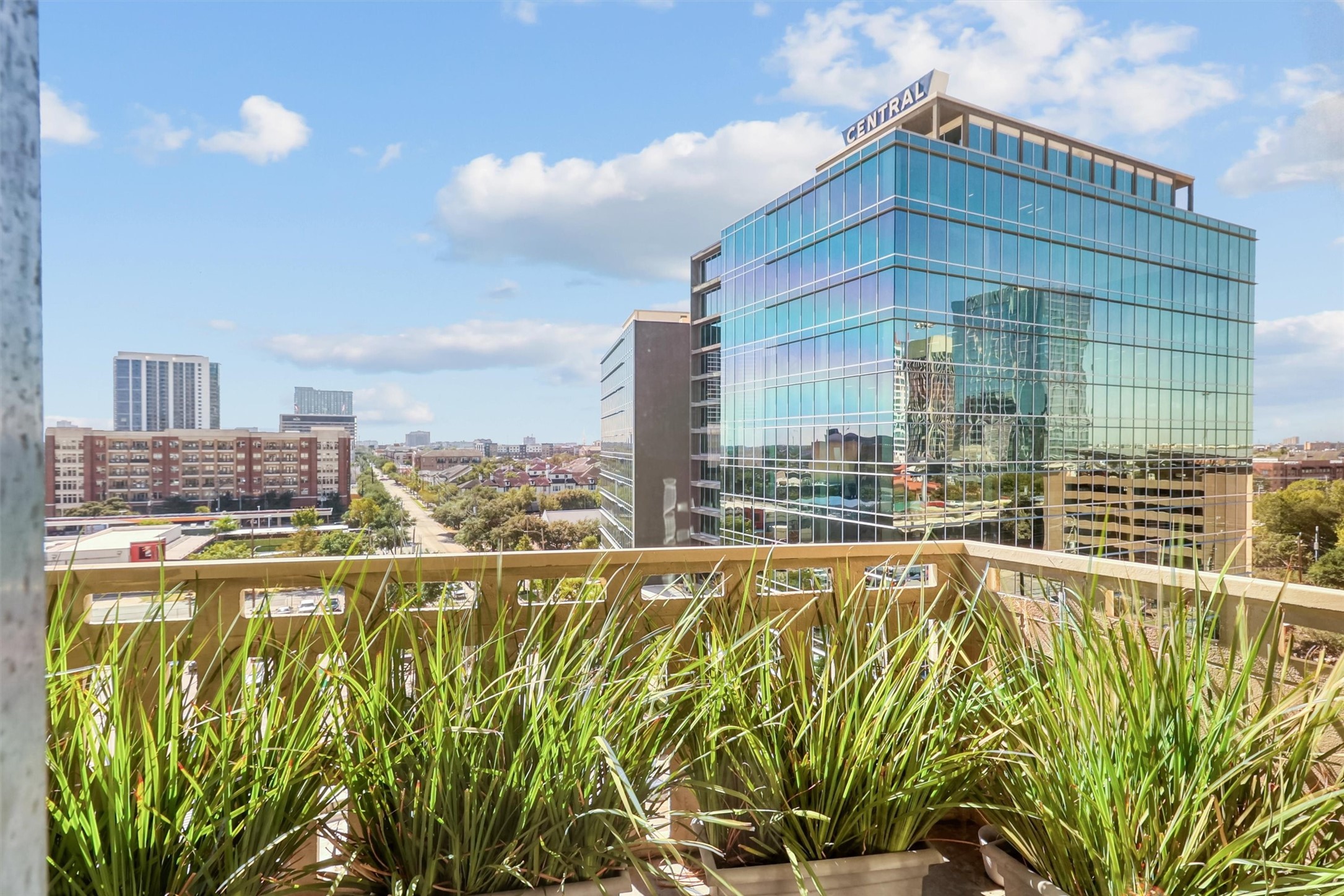 2016 Main Street, Unit 722 Houston, TX 77002 - Photo 14 of 38 a view of a large building