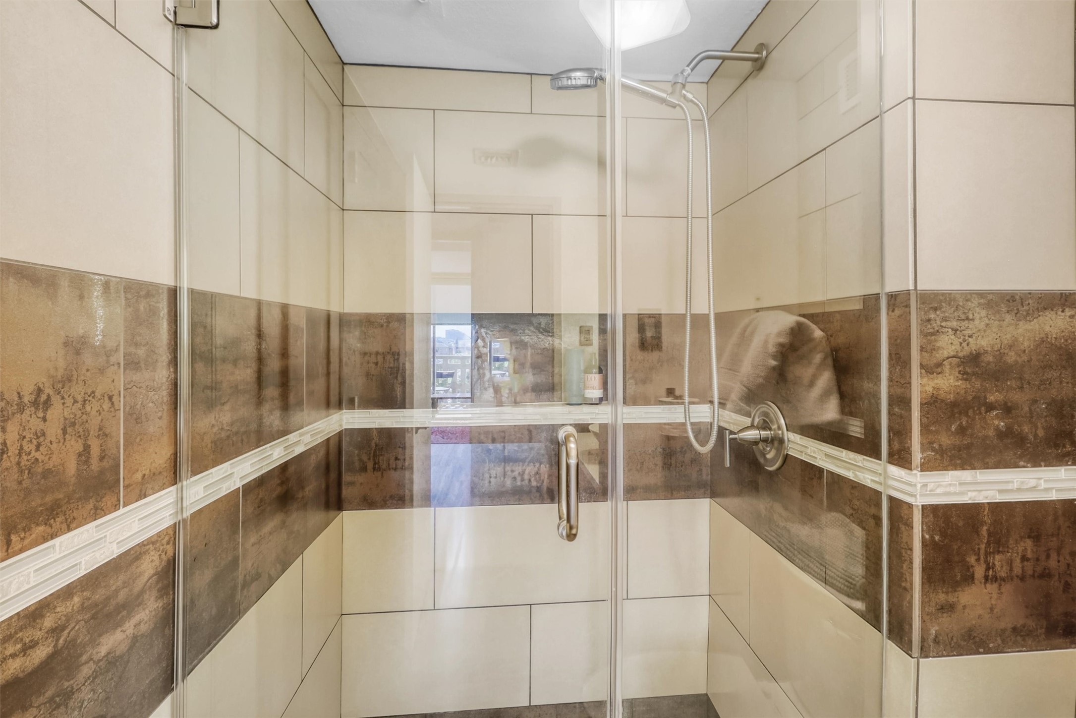 2016 Main Street, Unit 722 Houston, TX 77002 - Photo 20 of 38 a bathroom with a bathtub and next to a window