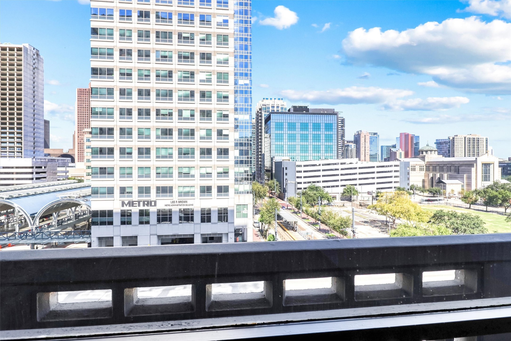 2016 Main Street, Unit 722 Houston, TX 77002 - Photo 35 of 38 a view of a large building