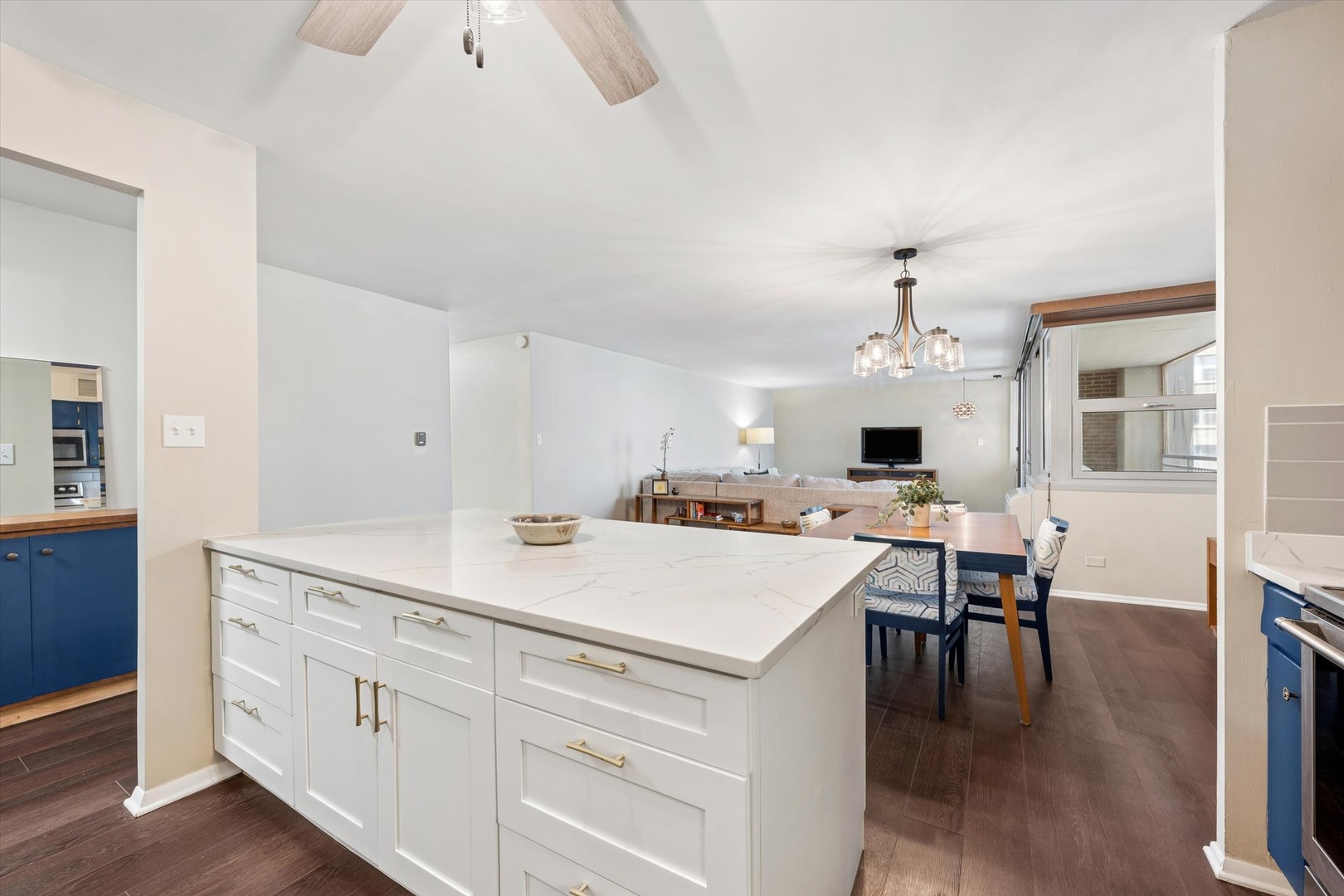 6147 North Sheridan Road, Unit 11A Chicago, IL 60660 - Photo 5 of 20 Gallery Image 5