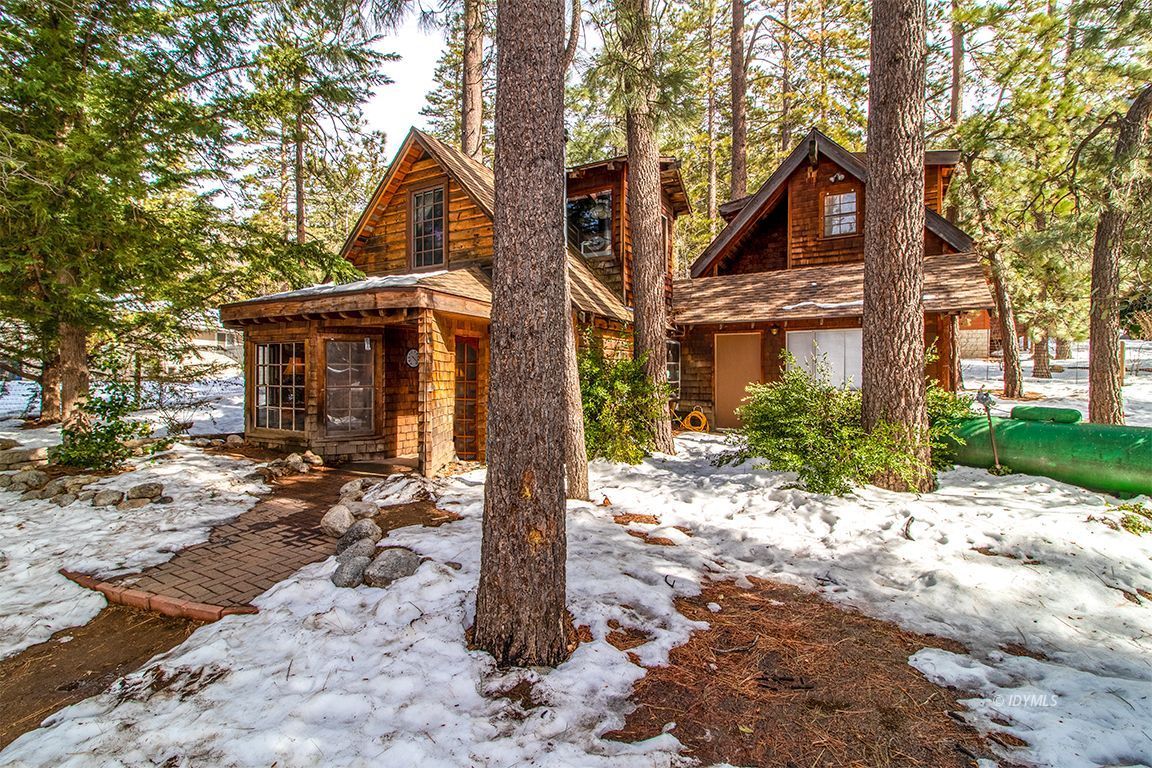 25420 Palomar Road Idyllwild, CA 92549 - Photo 3 of 53 a front view of a house with a tree in front