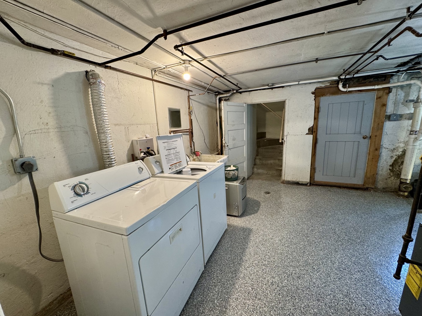 844 Deerfield Road, Unit 2 Highland Park, IL 60035 - Photo 15 of 18 a utility room with dryer and washer
