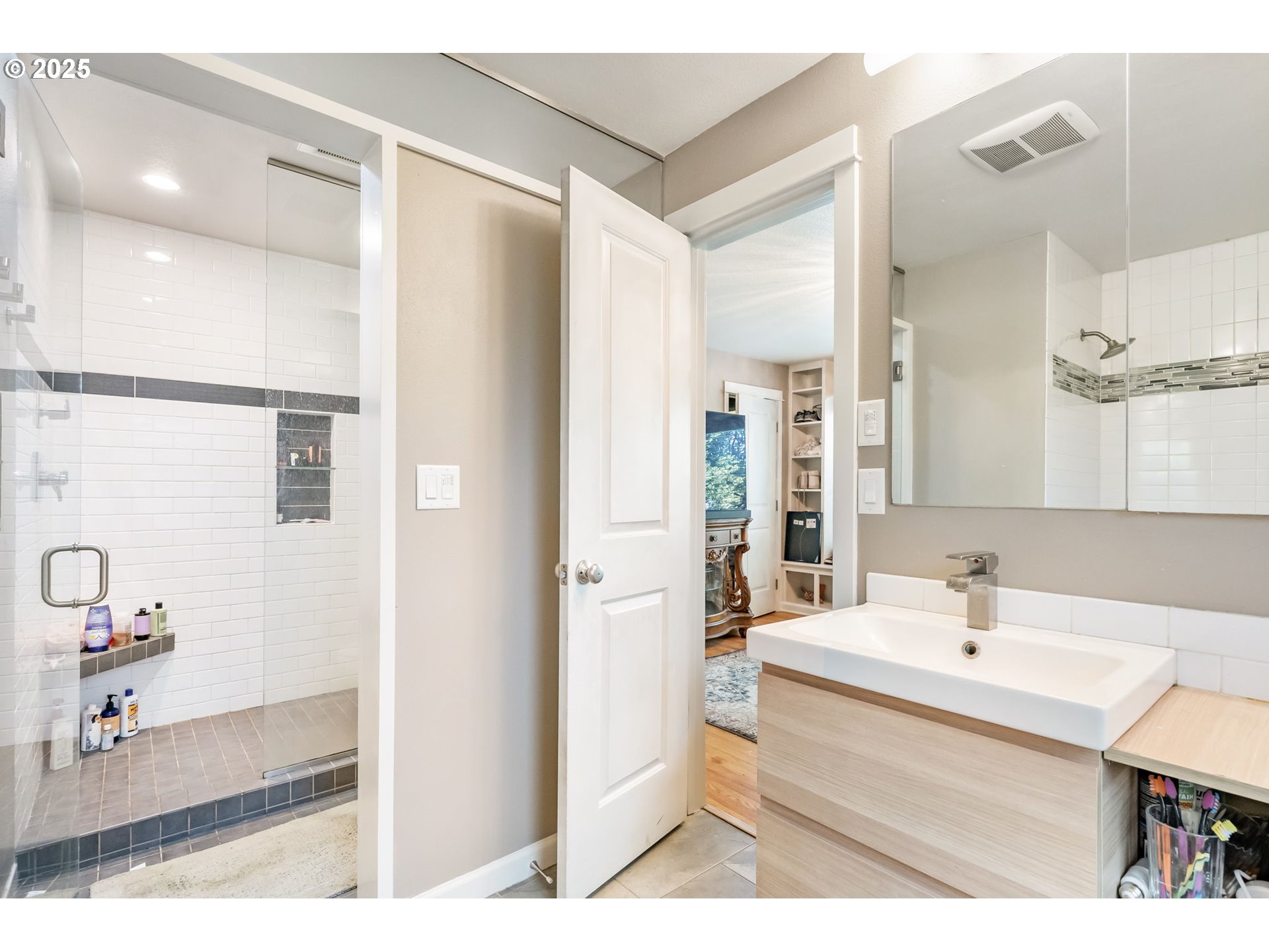 5200 Southwest Scholls Ferry Road Portland, OR 97225 - Photo 18 of 36 Owner's Suite Bathroom