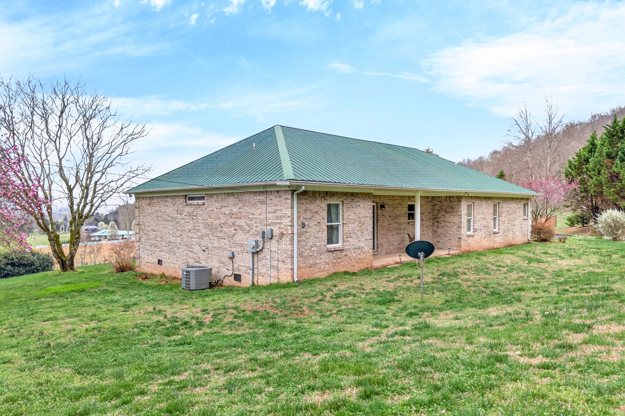 444 Mackie Road Sparta, TN 38583 - Photo 25 of 31 a house that has a big yard in front of it