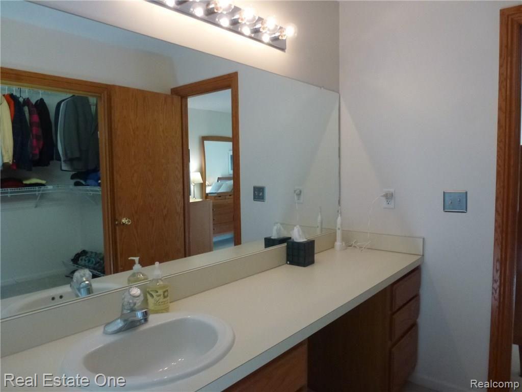 2176 Rochelle Park Drive, Unit 108 Rochester, MI 48309 - Photo 28 of 42 P1060322.JPG