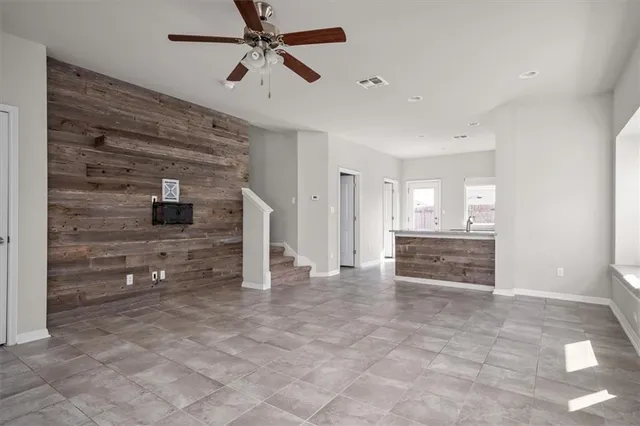 a view of empty room with a ceiling fan