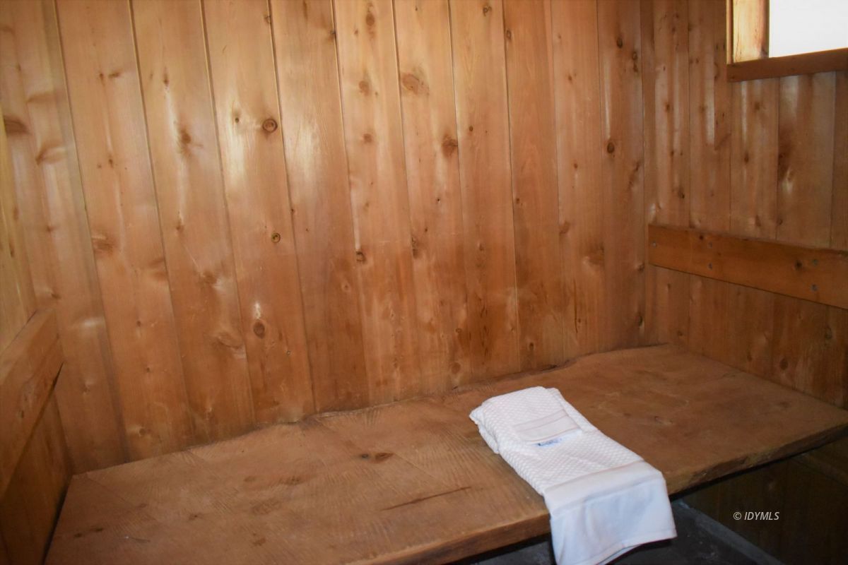 54374 Valley-View Idyllwild, CA 92549 - Photo 34 of 47 Sauna Room
