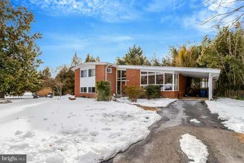 $775,000 | 8904 Camfield Drive, Alexandria, VA 22308