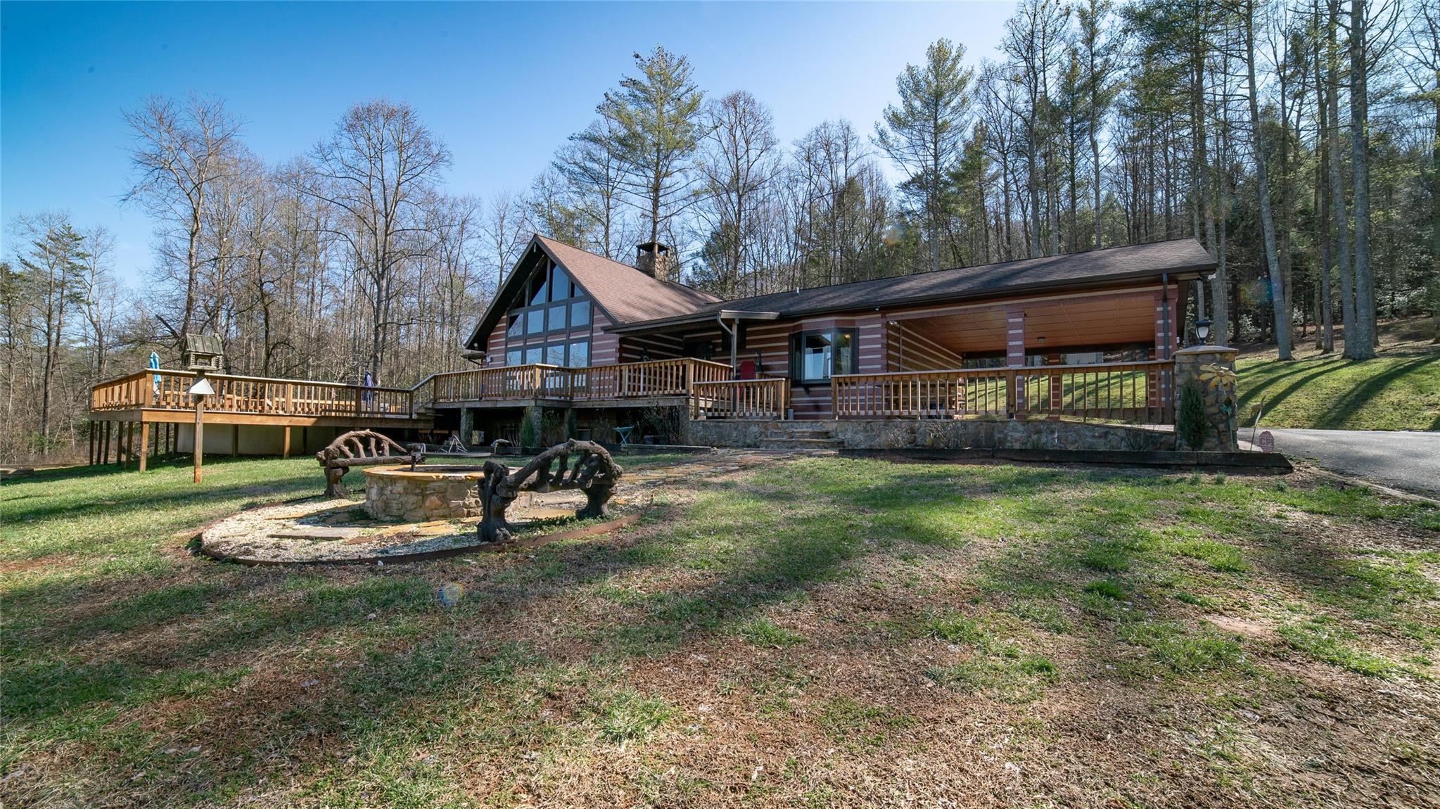 a view of a house with backyard