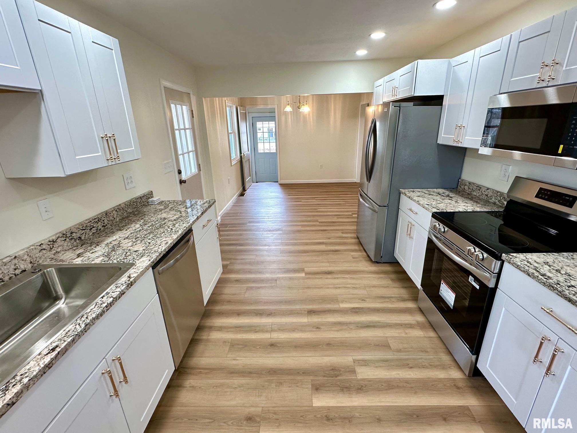 585 Cherry Street Jacksonville, IL 62650 - Photo 12 of 30
