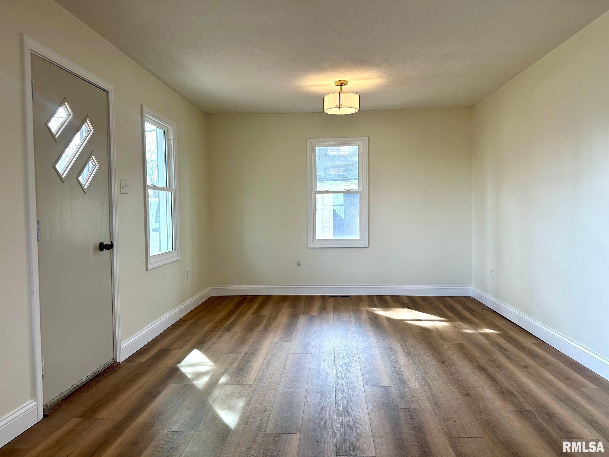 585 Cherry Street Jacksonville, IL 62650 - Photo 2 of 30