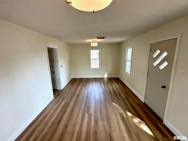 $155,000 | 585 Cherry Street, Jacksonville, IL 62650