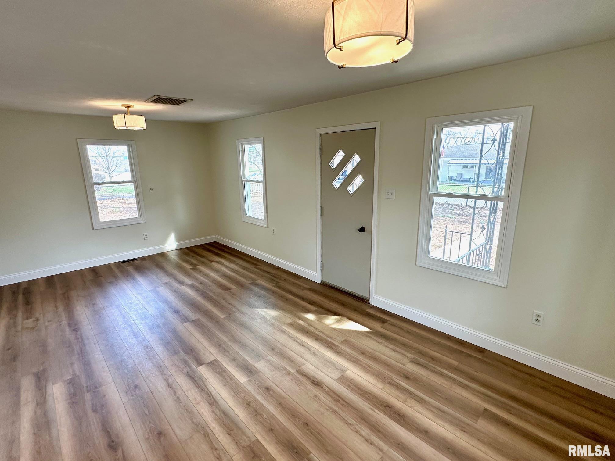 585 Cherry Street Jacksonville, IL 62650 - Photo 4 of 30