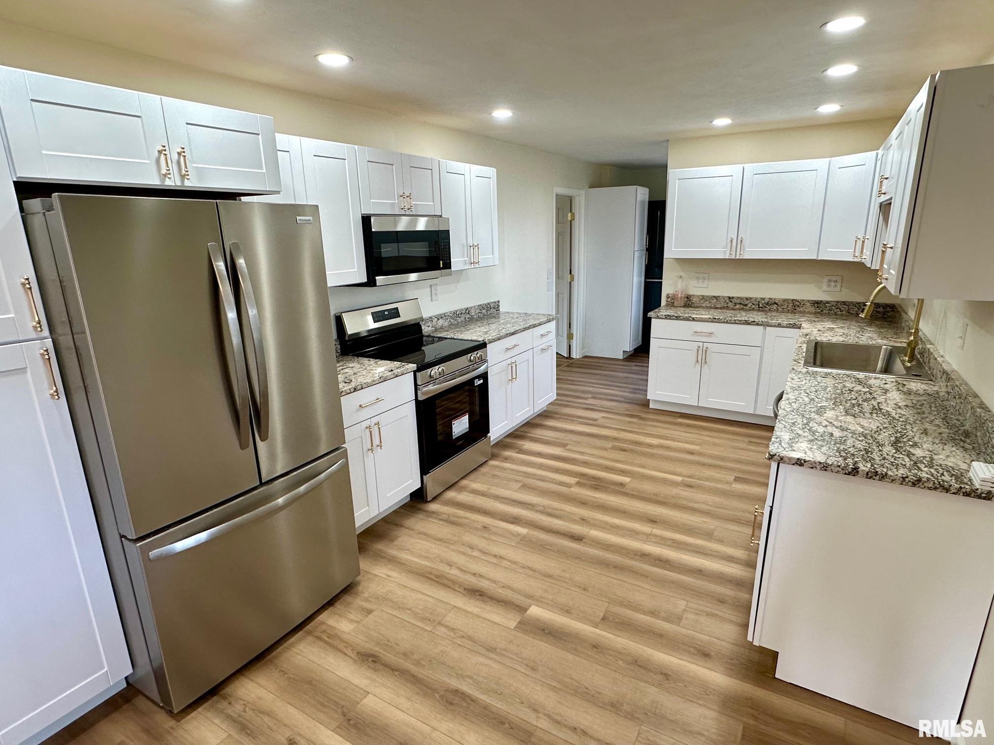 585 Cherry Street Jacksonville, IL 62650 - Photo 9 of 30