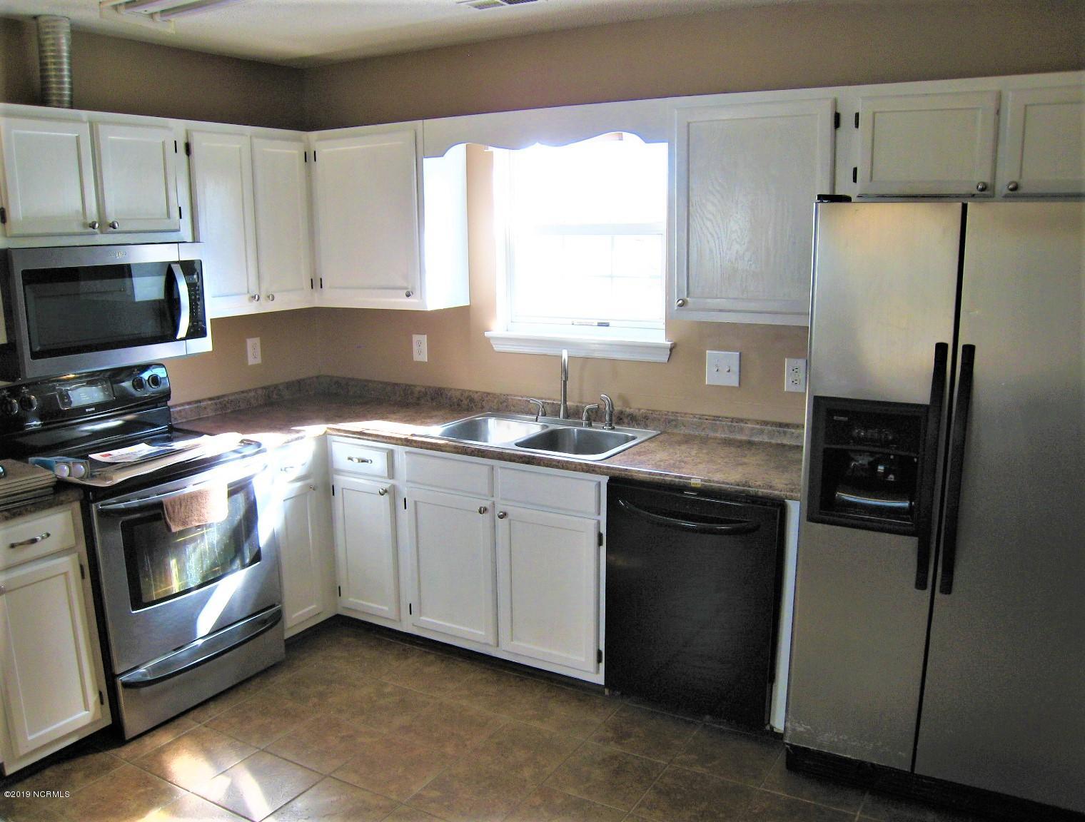 337 Running Road Jacksonville, NC 28546 - Photo 5 of 32 Kitchen features..