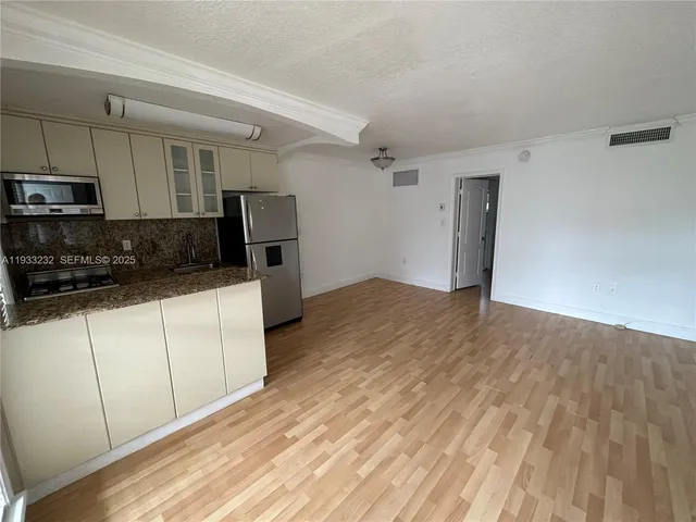 $1,950 | 3245 Virginia Street, Unit 35, Miami, FL 33133