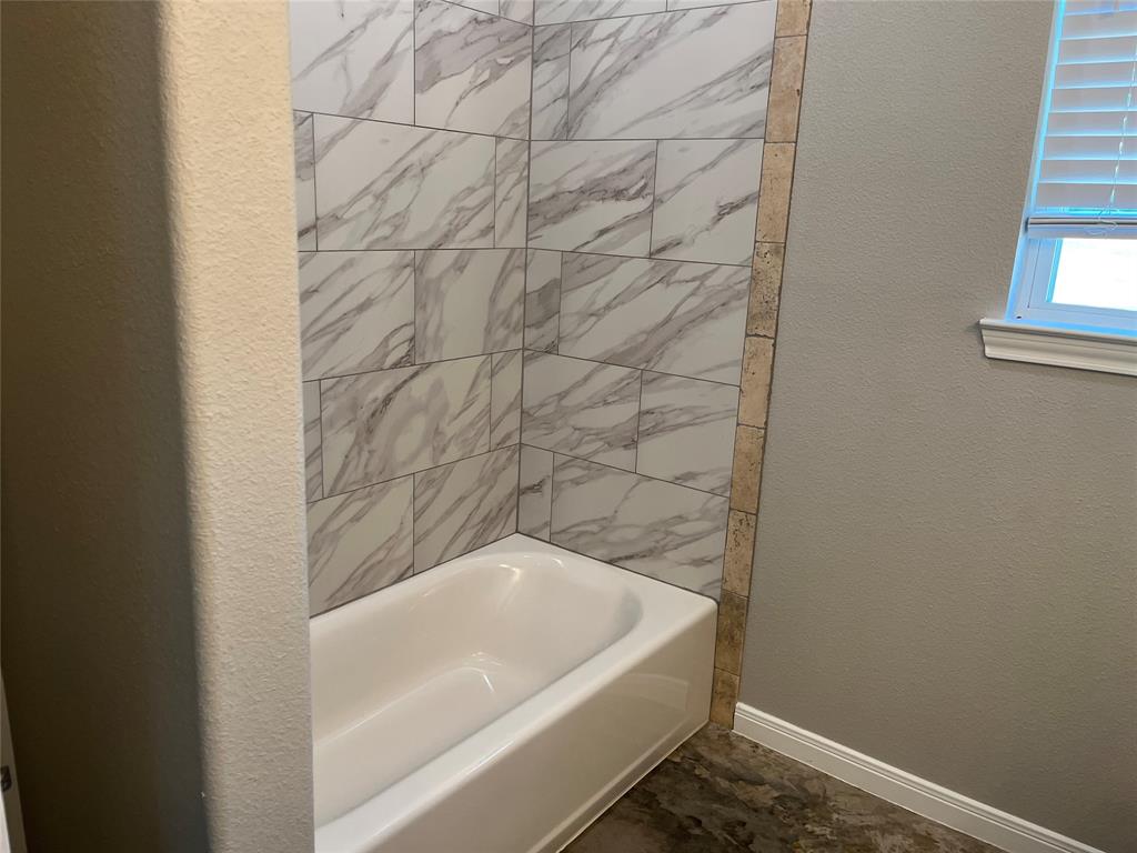 1043 Cr 327a Glen Glen Rose, TX 76043 - Photo 5 of 10 a bathroom with a bathtub