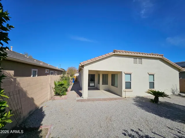 a view of a house with backyard and garden