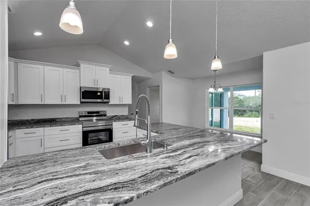 $399,900 | 17490 Southwest 18th Avenue Road, Ocala, FL 34473