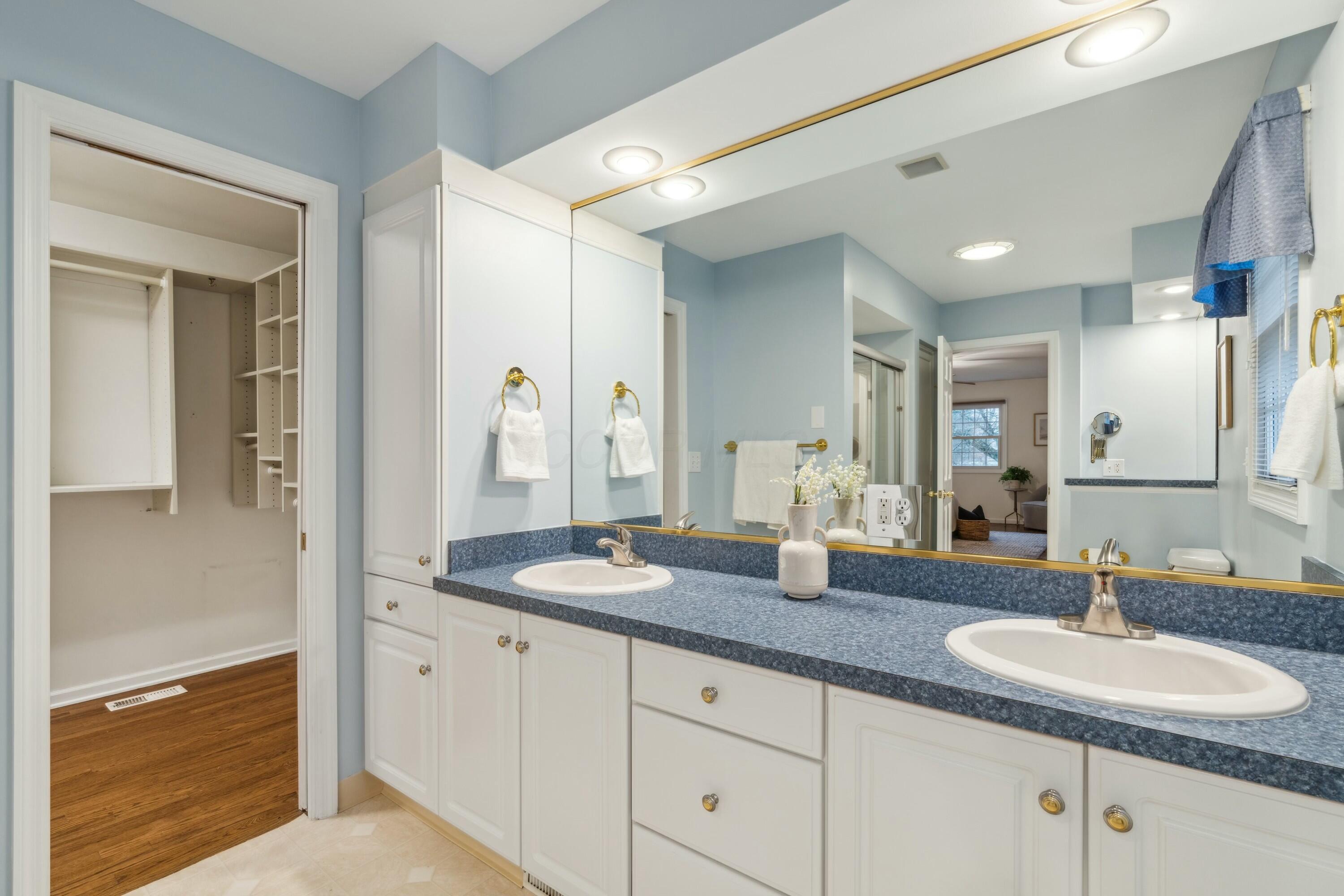 4052 Fenwick Road Columbus, OH 43220 - Photo 47 of 76 Ensuite Bathroom