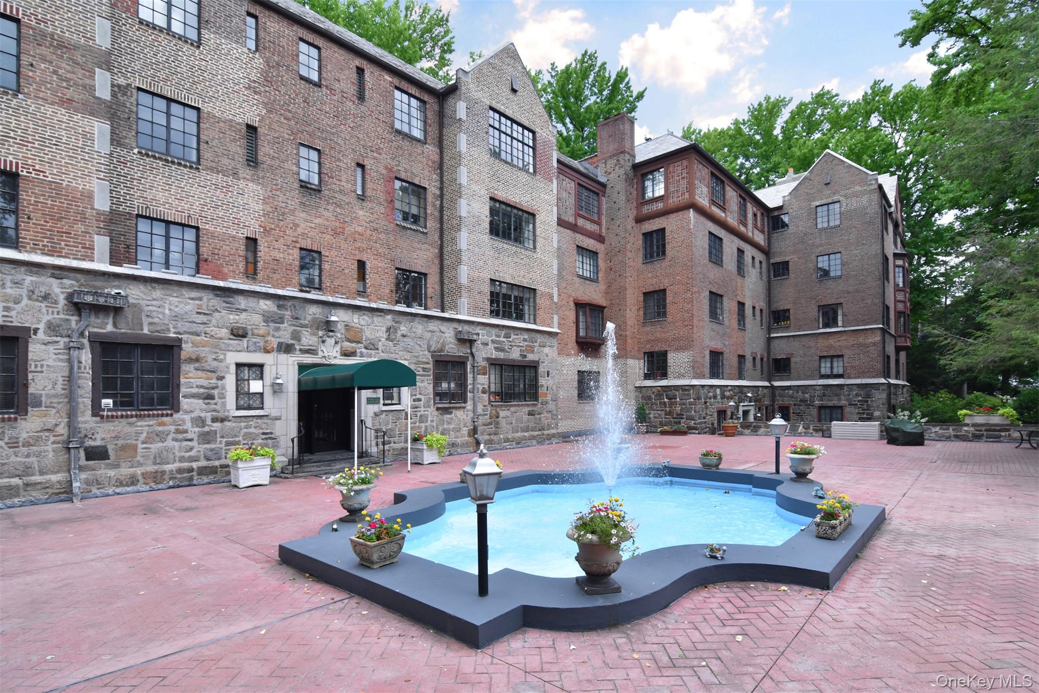 915 Wynnewood Road, Unit A3 Pelham, NY 10803 - Photo 18 of 19 Courtyard