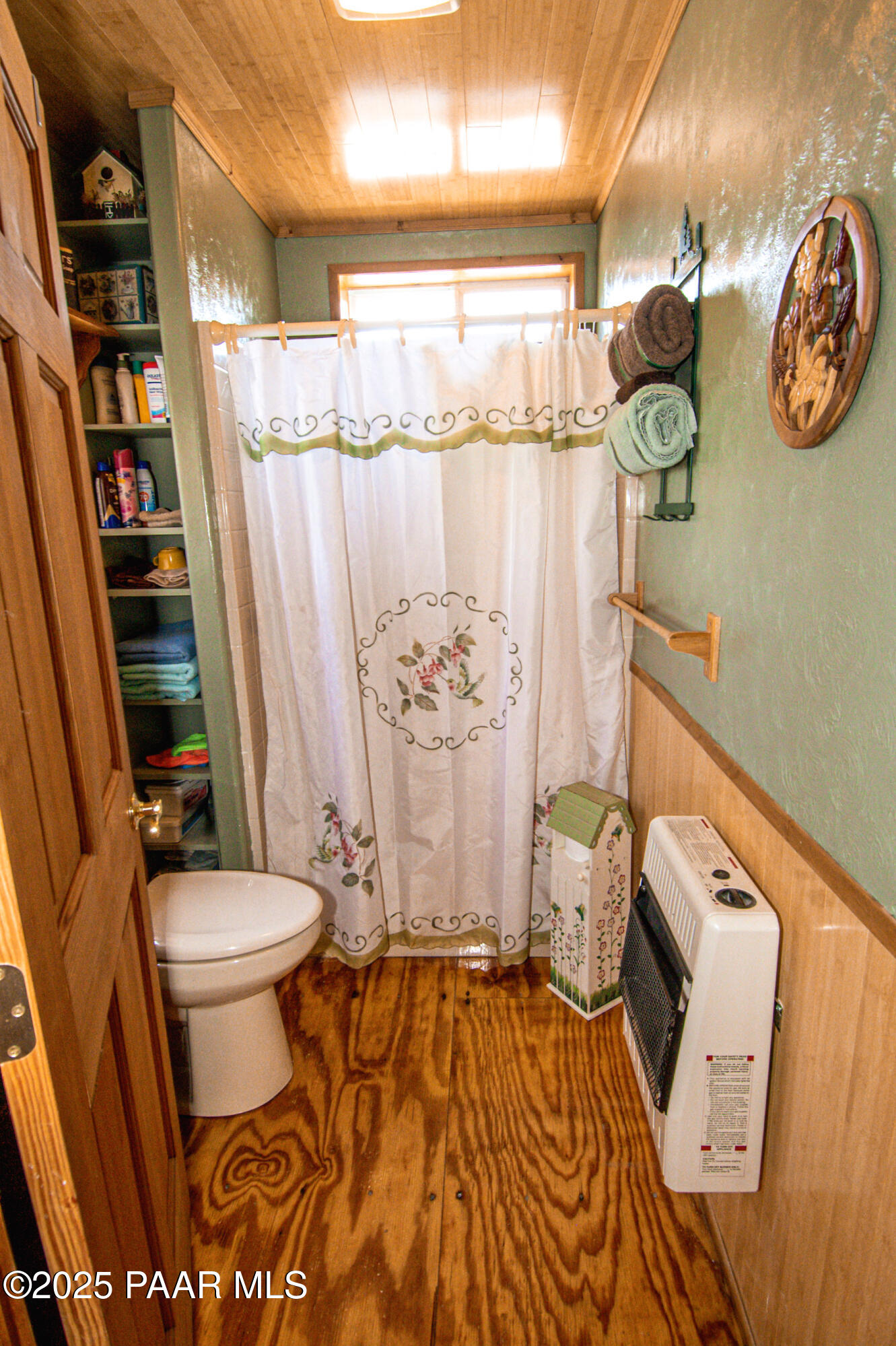 33744 Gallina Road Seligman, AZ 86337 - Photo 29 of 38 a bathroom with a sink toilet and shower