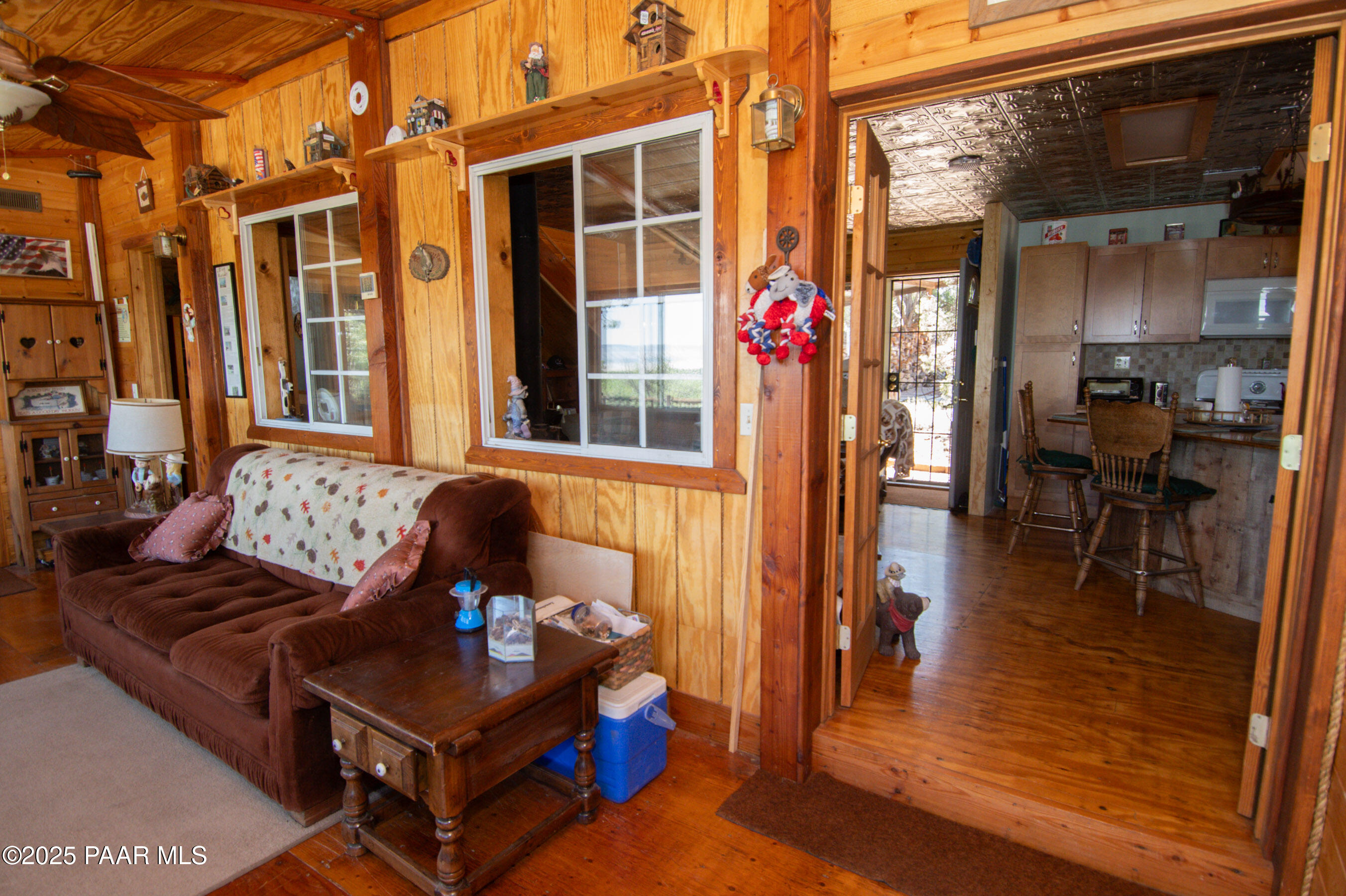 33744 Gallina Road Seligman, AZ 86337 - Photo 10 of 38 a living room with furniture and a potted plant