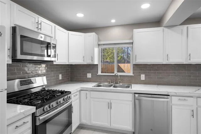 $2,600 | 2302 Valleywood Drive, Carrollton, TX 75006