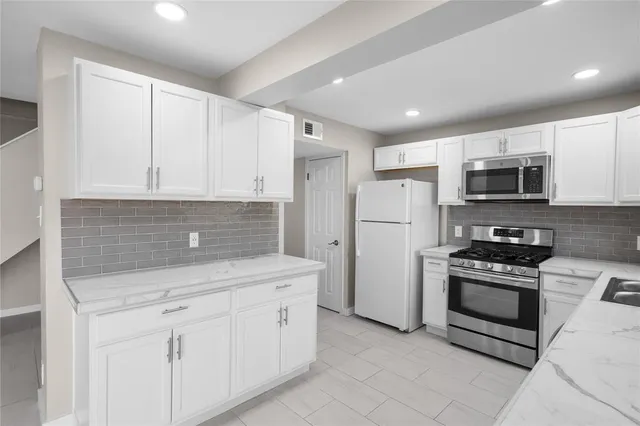 $2,600 | 2302 Valleywood Drive, Carrollton, TX 75006