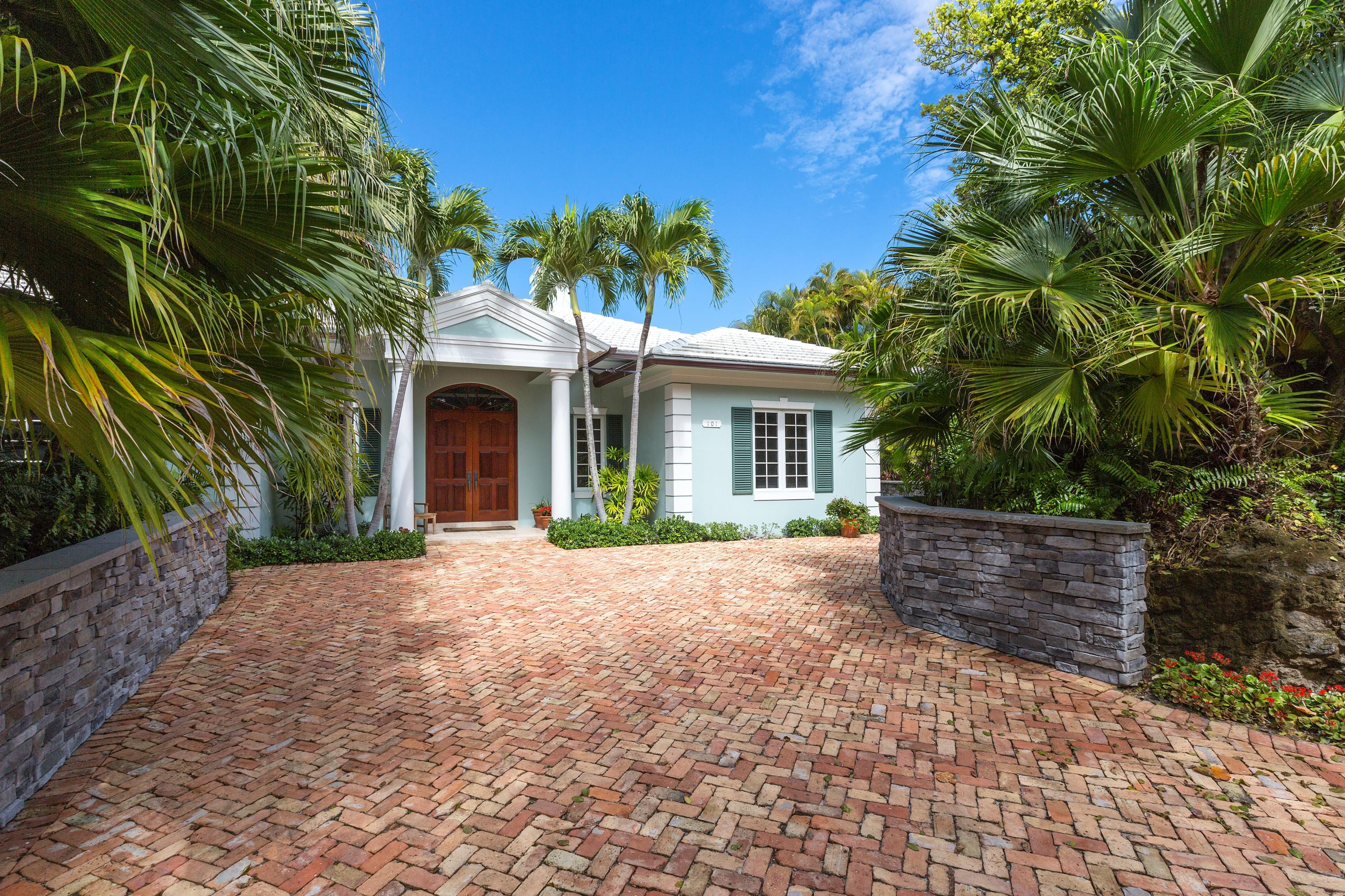 101 Lakeview Drive Gulf Stream, FL 33483 - Photo 1 of 28 05_FrontDriveway