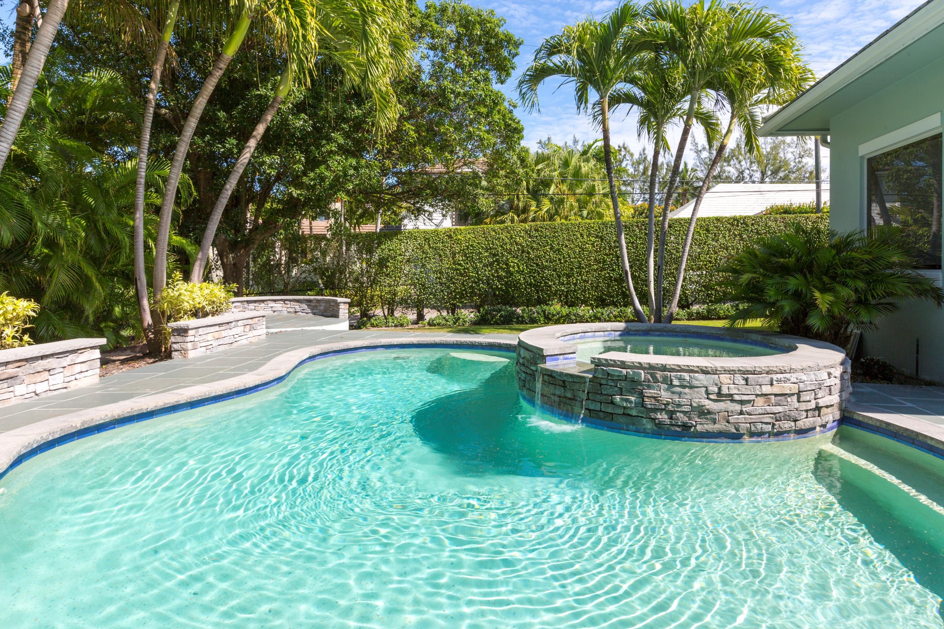 101 Lakeview Drive Gulf Stream, FL 33483 - Photo 19 of 28 56_Jacuzzi