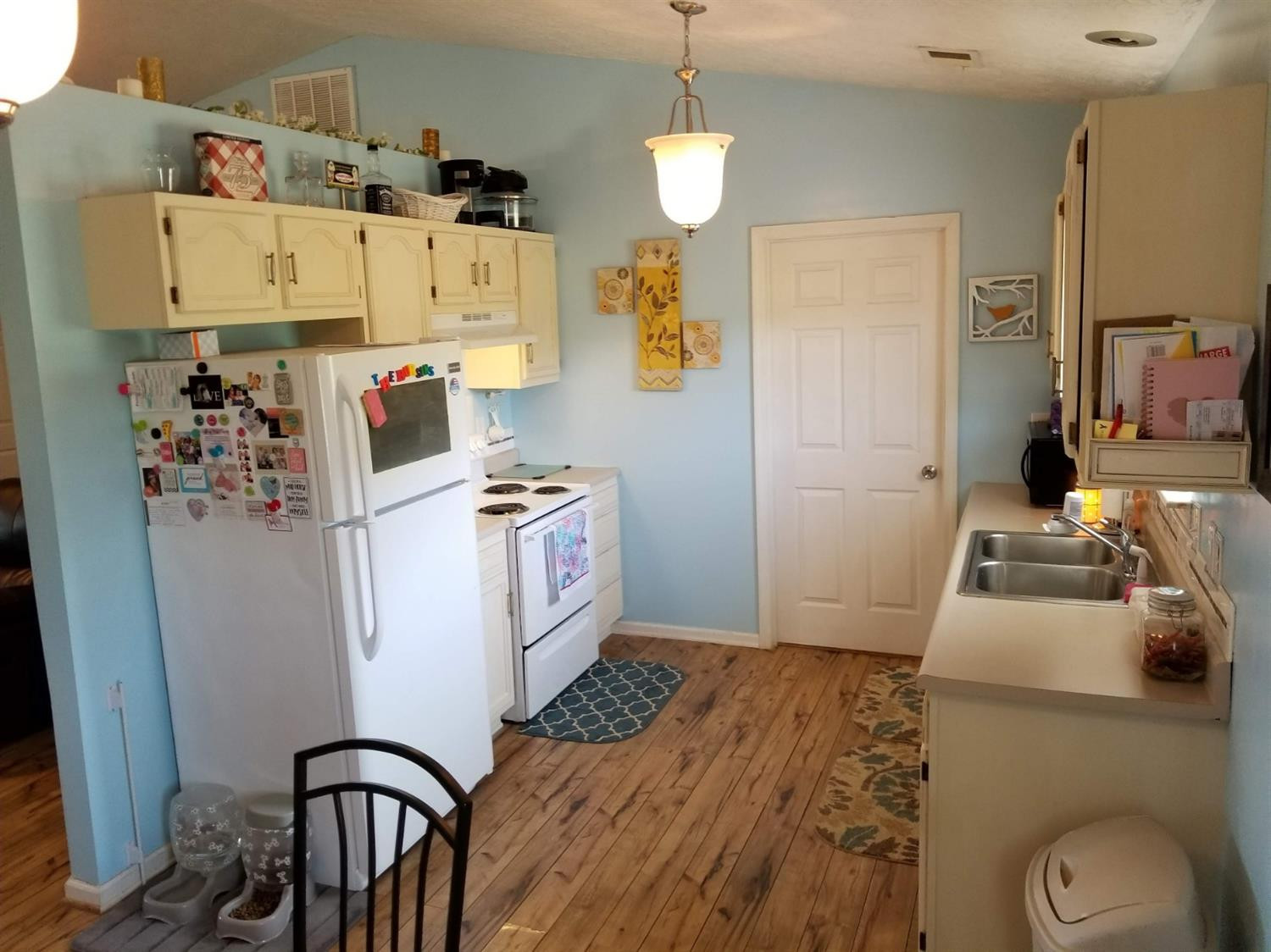 2730 Van Thompson Road Mount Sterling, KY 40353 - Photo 13 of 32 Meal time!