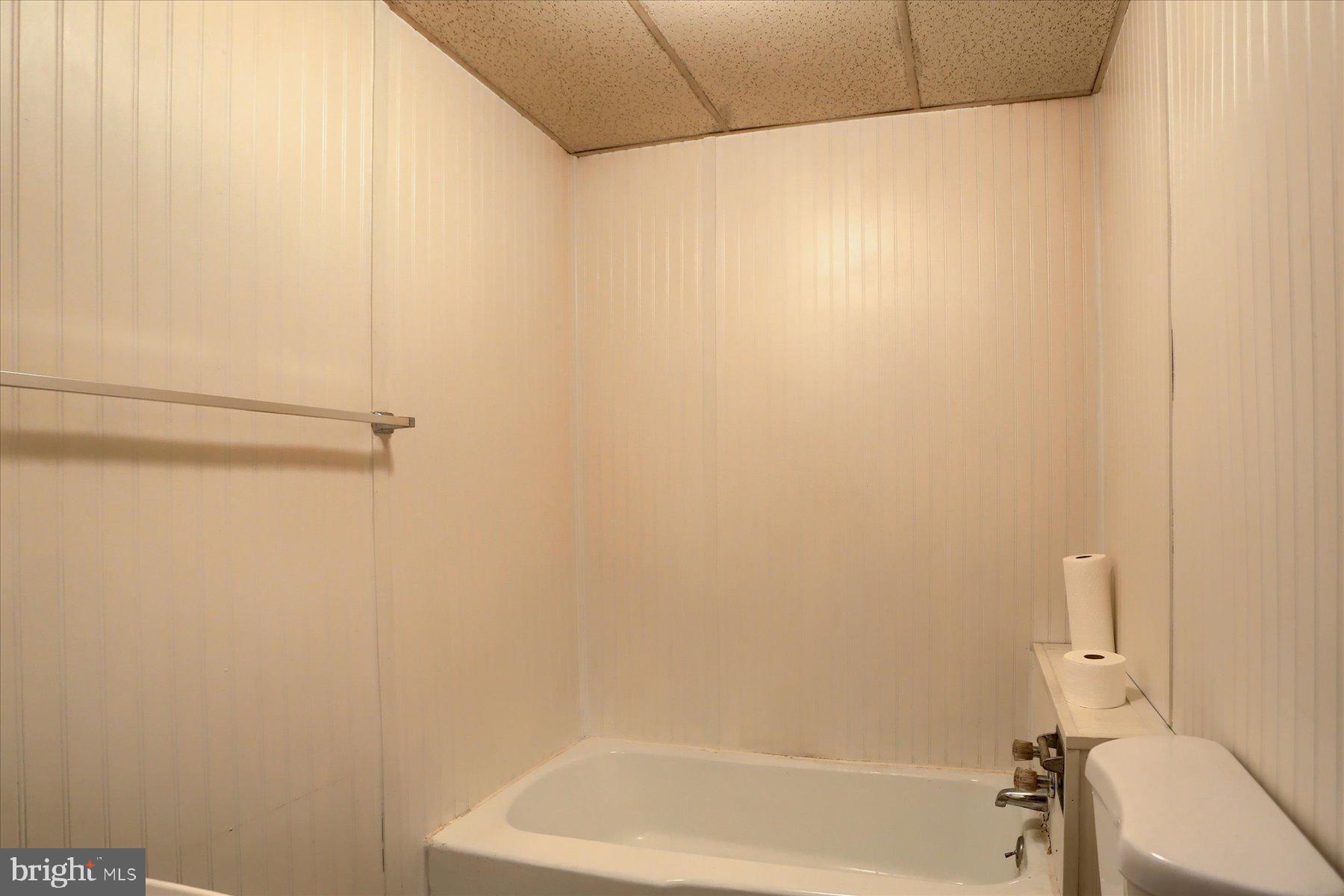 283 North Locust Point Road Mechanicsburg, PA 17050 - Photo 11 of 33 a bathroom with a bathtub