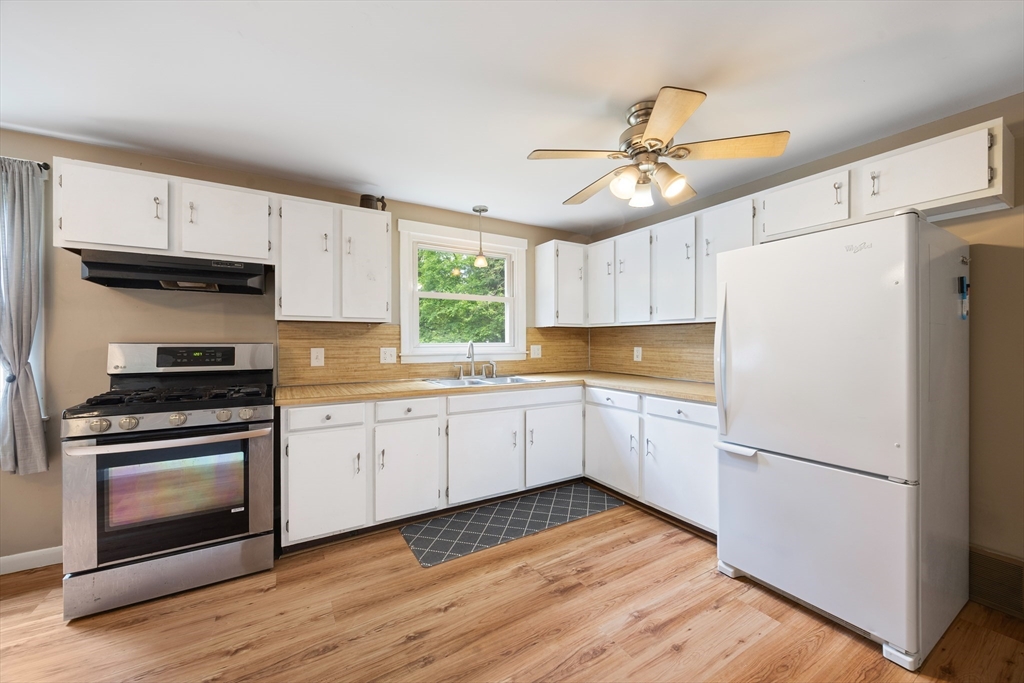 37 Parkerview Street Springfield, MA 01129 - Photo 4 of 31