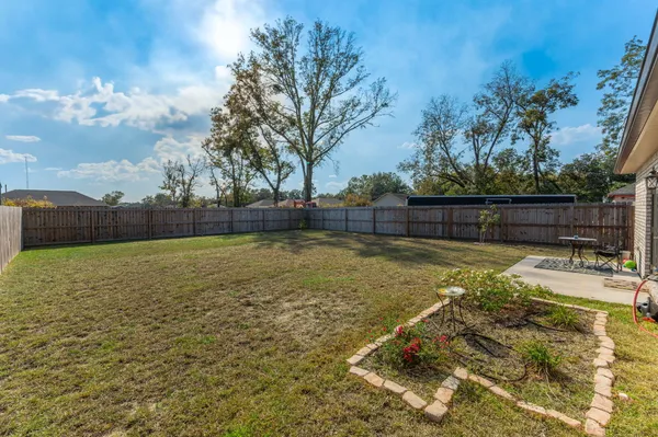 a view of a backyard
